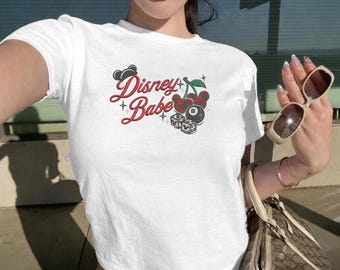 Top corto Disney Babe, camiseta vintage Disney bordada para bebé, camiseta con dados de cereza y bola 8, atuendo moderno de parque temático, regalo para mujeres con estética Y2K