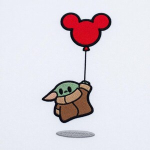 Peut inclure: &Eacute;cusson brod&eacute; repr&eacute;sentant un personnage de dessin anim&eacute; tenant un ballon rouge Mickey Mouse. Le personnage est vert avec de grands yeux et porte une cape marron. Un ovale gris est en dessous.