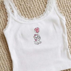 Camiseta de tirantes blanca de encaje acanalado de Marie de Los Aristogatos, top de globo de gato con Minnie Mouse, camisa de punto calado estilo Y2K de Coquette, regalo adorable para amantes de los gatos imagen 1