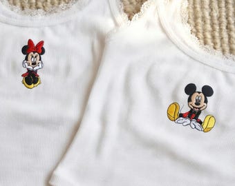 Camiseta sin mangas con ribete de encaje acanalado y bordado de Mickey y Minnie, camiseta sencilla marrón para bebé, Disneyworld Y2K, regalo para despedida de soltera