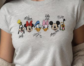 Camiseta infantil de Disney con Mickey, Minnie, Donald, Daisy, Goofy y Pluto, camiseta con firmas de personajes adorables bordadas, regalo mágico de amigos para mujeres estilo vintage