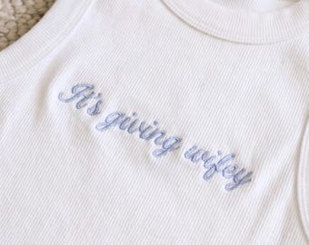 Camiseta sin mangas personalizada bordada para la novia, camiseta sin mangas personalizada para la novia y su esposa, atuendo para anunciar el compromiso, regalo para la despedida de soltera de la novia.