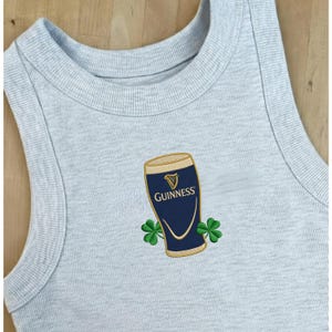 Op de afbeelding: Een set van drie keramische mokken met een gespikkelde, matte afwerking. Elke mok heeft een andere kleur: lichtblauw, cr&egrave;me en grijs. De mokken hebben een eenvoudig, modern ontwerp en een comfortabele handgreep.