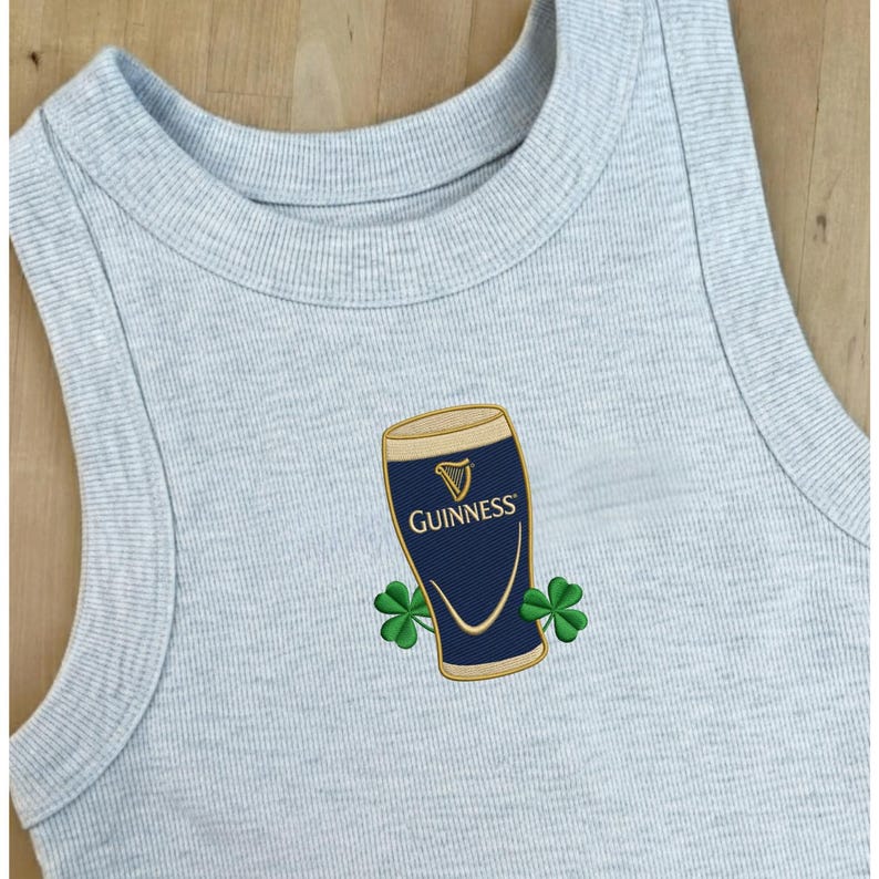Op de afbeelding: Een set van drie keramische mokken met een gespikkelde, matte afwerking. Elke mok heeft een andere kleur: lichtblauw, cr&egrave;me en grijs. De mokken hebben een eenvoudig, modern ontwerp en een comfortabele handgreep.