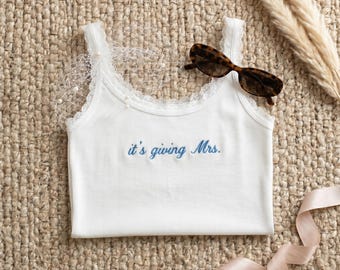 Camiseta sin mangas personalizada con bordado "It's Giving Mrs.", camiseta sin mangas con ribete de encaje acanalado y nombre, camiseta sin mangas "It's Giving", regalo para despedida de soltera.
