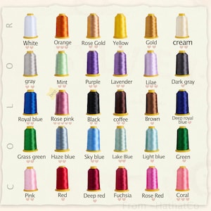 Puede incluir: Una carta de colores de carretes de hilo de bordar en varios colores, incluyendo blanco, naranja, oro rosa, amarillo, oro, crema, gris, menta, morado, lavanda, lila, gris oscuro, azul real, rosa rosa, negro, caf&eacute;, marr&oacute;n, azul real profundo, verde hierba, azul niebla, azul cielo, azul lago, azul claro, verde, rosa, rojo, rojo oscuro, fucsia, rosa rosa y coral. Cada carrete est&aacute; etiquetado con su nombre de color.