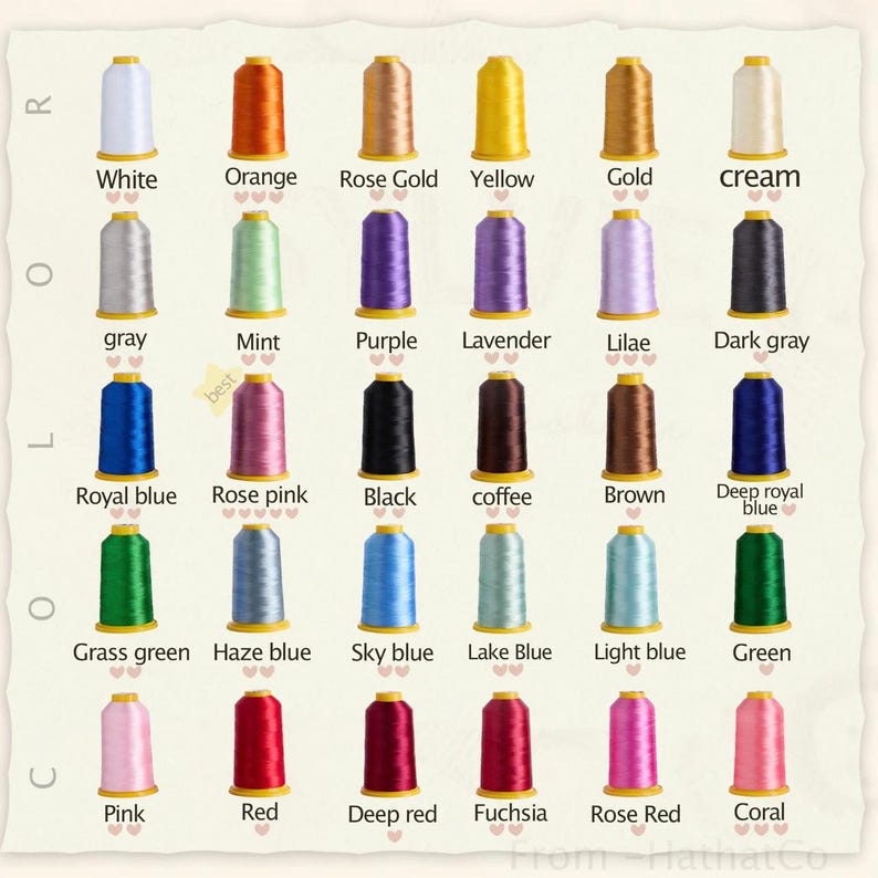 Puede incluir: Una carta de colores de carretes de hilo de bordar en varios colores, incluyendo blanco, naranja, oro rosa, amarillo, oro, crema, gris, menta, morado, lavanda, lila, gris oscuro, azul real, rosa rosa, negro, caf&eacute;, marr&oacute;n, azul real profundo, verde hierba, azul niebla, azul cielo, azul lago, azul claro, verde, rosa, rojo, rojo oscuro, fucsia, rosa rosa y coral. Cada carrete est&aacute; etiquetado con su nombre de color.