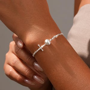 Minimalistische sterlingzilveren armband, lichtgewicht sieraden, geborstelde en gepolijste kralen, handgemaakt cadeauklaar