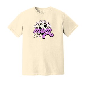Soccer Mom Graphic Tee, Game Day Sports Mom Outfit, Comfort Colors T-Shirt bild 6