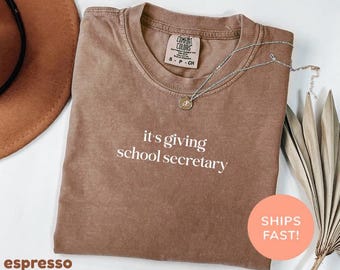 Camiseta Comfort Colors® "It's Giving" para secretaria escolar, regalo divertido para secretaria escolar, camiseta para oficina escolar, camiseta para personal escolar, camiseta para secretaria