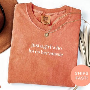 Camiseta Comfort Colors® "Just A Girl Who Loves Her Aussie", camiseta para mamá australiana, regalo para dueño de pastor australiano, camiseta para mamá australiana, amante de los perros australianos imagen 7