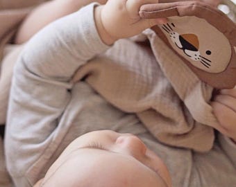 Personalisiertes Schmusetuch mit Namen – Löwe Baby Geschenk zur Geburt – Täcke i bomull – neutrales Geschenk