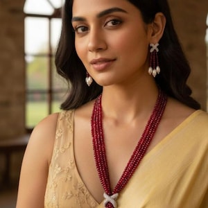 Halsbandsset med djupröd rubinpärla, modernt diamanthänge, eleganta pärldroppsmycken, sari-uttalandehalsband, lyxig present till henne