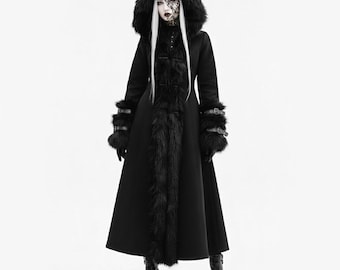 Può includere: Lungo cappotto nero con cappuccio e finiture in ecopelliccia. Il cappotto presenta polsini in pelliccia e fibbie decorative sulle maniche. La modella indossa stivali con plateau neri. Lo stile è gotico o alternativo.