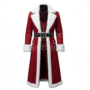 Può includere: Un cappotto lungo rosso con finiture in ecopelliccia bianca su colletto, polsini e bordi anteriori. Il cappotto presenta una cintura nera, una camicia nera e un gilet. È un capo festivo.