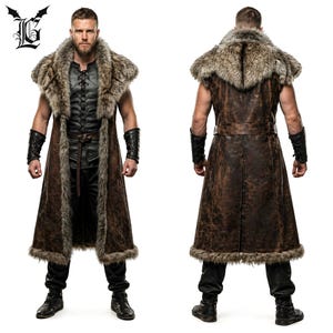 Puede incluir: Un chaleco de cuero marrón con cuello y ribete de piel, mostrado de frente y de espalda. El chaleco tiene un diseño largo y fluido con un cinturón en la cintura. El modelo lleva pantalones y botas negros, con puños negros.