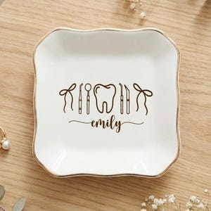 Op de afbeelding: Een rustiek houten bord met de tekst "Welcome to our porch" in witte letters. Het bord heeft een verweerde afwerking en een eenvoudig, uitnodigend ontwerp.