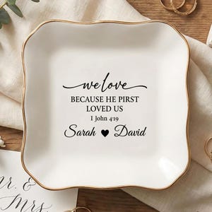 Plato para anillos con versículo bíblico, "Amamos porque él nos amó primero", Juan 4:19, Plato personalizado para joyas de pareja, Regalo cristiano de bodas para él y ella