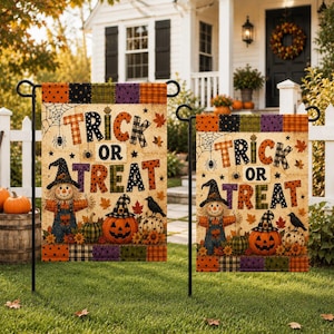 Puede incluir: Dos banderas de jardín rectangulares con el texto "TRICK OR TREAT" en letras coloridas con patrones. El diseño incluye un espantapájaros, calabazas, una telaraña y un pájaro negro sobre un fondo beige con un borde de patchwork de cuadrados naranjas, negros y morados.