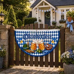 Op de afbeelding: Een halfronde waaierbanner met een blauw-wit ruitpatroon, de tekst Oktoberfest, twee schuimende bierpullen, een groene alpenhoed, korenaren, groene hop en een bruine krakeling, bevestigd aan een houten hek met touw.