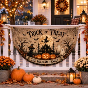 Könnte beinhalten: Ein halbkreisförmiges Halloween-Banner mit dem Text TRICK or TREAT und THE WILLIAM FAMILY. Das Design zeigt einen Vollmond, eine Hexe auf einem Besen, eine schwarze Katze mit Hut, Geister, kahle Bäume, Spinnweben und geschnitzte Kürbisse.