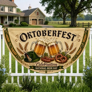 Könnte beinhalten: Ein halbkreisförmiges Banner mit dem Text OKTOBERFEST, Celebration und NATIONAL BEER DAY. Das Design zeigt zwei Bierkrüge aus Glas, einen grünen Alpenhut mit Feder, zwei Würstchen und eine Brezel, umgeben von Weizenähren.