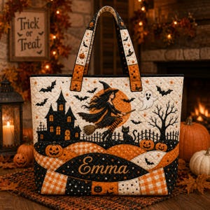 Könnte beinhalten: Eine gesteppte Tragetasche mit Halloween-Motiv, die eine Hexe auf einem Besenstiel, ein Spukhaus, ein Gespenst und eine schwarze Katze zeigt. Die Tasche hat eine orange-schwarze Farbpalette mit Karomuster und dem in Gold gestickten Namen Emma.