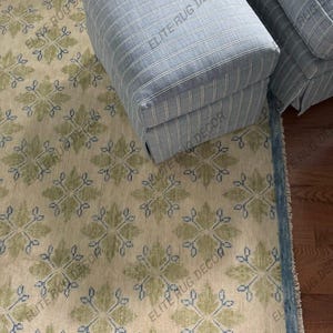 Tapis en laine noué à la main : motif floral géométrique vert et bleu