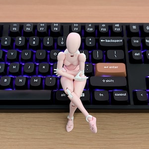 Puede incluir: Un juego de tres tazas de cerámica con un acabado mate moteado. Las tazas son de color crema, gris claro y gris oscuro. Cada taza tiene un diseño simple y minimalista.