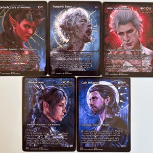 Può includere: Cinque carte collezionabili rettangolari con illustrazioni di personaggi fantasy. Le carte sono intitolate Karlach, Fury of Avernus, Vampiric Tutor, Astarion Ancunin, Shadowheart e Gale Dekarios, con testo dettagliato, simboli di mana e statistiche.