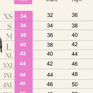 Puede incluir: Una tabla de tallas con el t&iacute;tulo "Size Chart" en fuente marr&oacute;n. La tabla enumera tallas de XS a 5XL, con las medidas correspondientes de cintura y cadera en pulgadas. La tabla est&aacute; sobre un fondo crema.