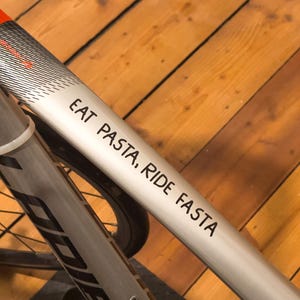 Mange des pâtes, roule vite ! Autocollant vélo, bonk ! - Autocollant vinyle, décoration vélo, charge de glucides - Fait main