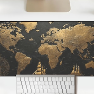 以下が含まれることがあります： 黒と金の地球儀マウスパッド。羅針盤と帆船が描かれています。マウスパッドは長方形で、詳細な地図デザインが特徴です。「25 HOURS STUDIO」の文字が左下にあります。