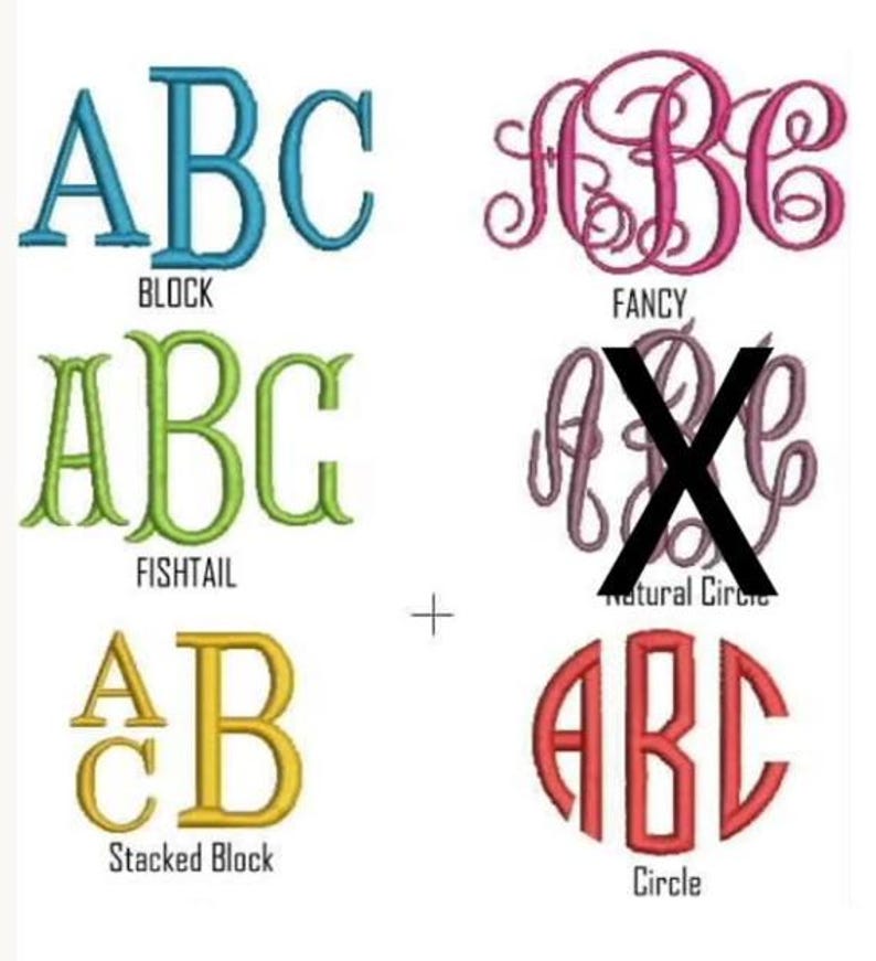 Puede incluir: Una colecci&oacute;n de seis estilos de fuentes de monogramas bordados etiquetados como Block en azul, Fancy en rosa, Fishtail en verde, Natural Circle en morado con una X negra encima, Stacked Block en amarillo y Circle en rojo, dispuestos con un signo m&aacute;s.
