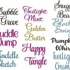 Puede incluir: Una colecci&oacute;n de muestras de texto bordado en varios colores y fuentes cursivas. Las frases incluyen Bubble Grove, Twilight Mint, Snuggle Bear, Bluebell Swing, Puddle Jump, Golden Butter, Happy Tangle, Noddle Sketch, Pumpkin Whirl y Twilight Crumbs.