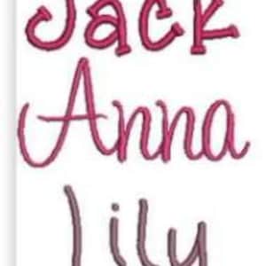 Puede incluir: Un dise&ntilde;o de bordado con los nombres Jack, Anna y Lily cosidos con hilo rosa oscuro. El texto est&aacute; dispuesto en tres l&iacute;neas separadas con un estilo de fuente cursiva y redondeada, mostrando los nombres claramente sobre un fondo blanco.