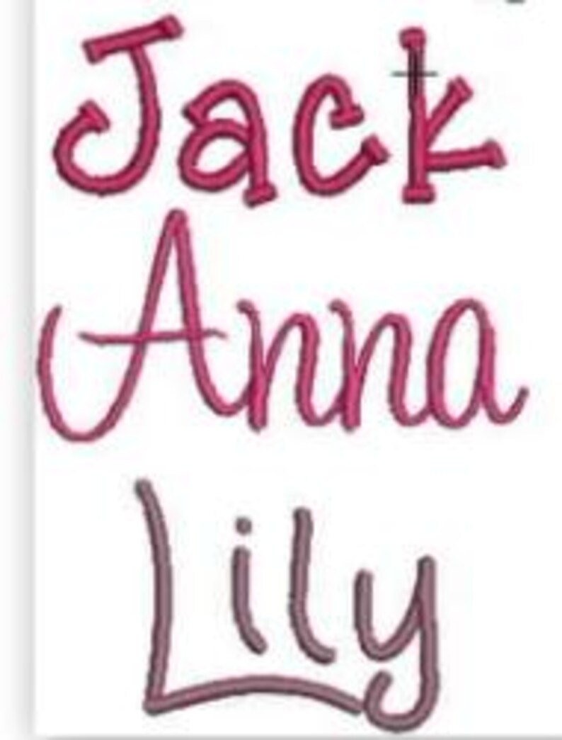 Puede incluir: Un dise&ntilde;o de bordado con los nombres Jack, Anna y Lily cosidos con hilo rosa oscuro. El texto est&aacute; dispuesto en tres l&iacute;neas separadas con un estilo de fuente cursiva y redondeada, mostrando los nombres claramente sobre un fondo blanco.
