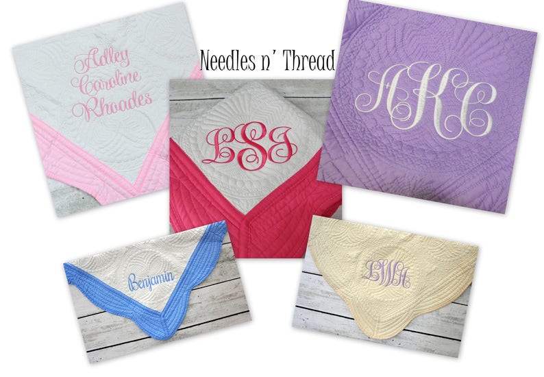 Puede incluir: Una colecci&oacute;n de cinco mantas acolchadas con monogramas y nombres bordados. Las mantas son blancas, lavanda, rosas, azules y crema con bordes festoneados y costuras intrincadas. El texto Needles n' Thread est&aacute; centrado en la parte superior.