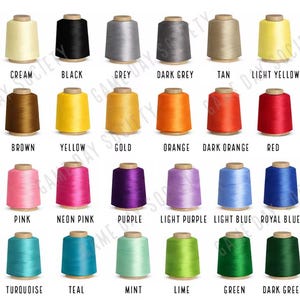Puede incluir: Una colecci&oacute;n de treinta y dos carretes de hilo dispuestos en cuatro filas, con un amplio espectro de colores que incluye blanco, crema, negro, gris, beige, amarillo, caqui, marr&oacute;n, naranja, rojo, granate, rosa, morado, azul, verde y varios tonos.