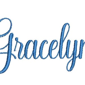Puede incluir: El nombre Gracelynn est&aacute; escrito en una fuente azul de estilo cursivo bordado. Las letras presentan una apariencia texturizada y cosida con un color de hilo azul consistente en toda la palabra, sobre un fondo blanco liso.
