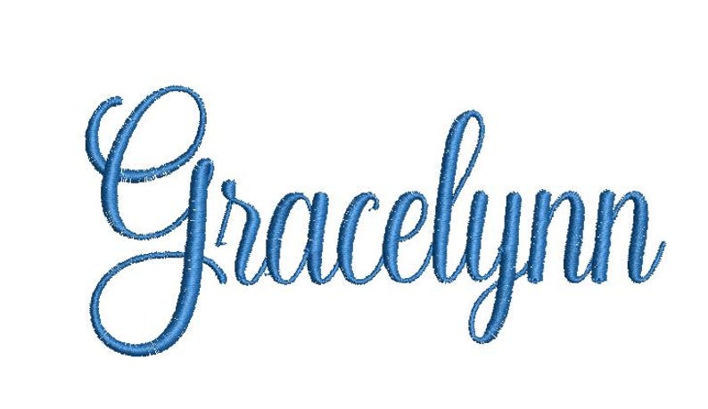 Puede incluir: El nombre Gracelynn est&aacute; escrito en una fuente azul de estilo cursivo bordado. Las letras presentan una apariencia texturizada y cosida con un color de hilo azul consistente en toda la palabra, sobre un fondo blanco liso.
