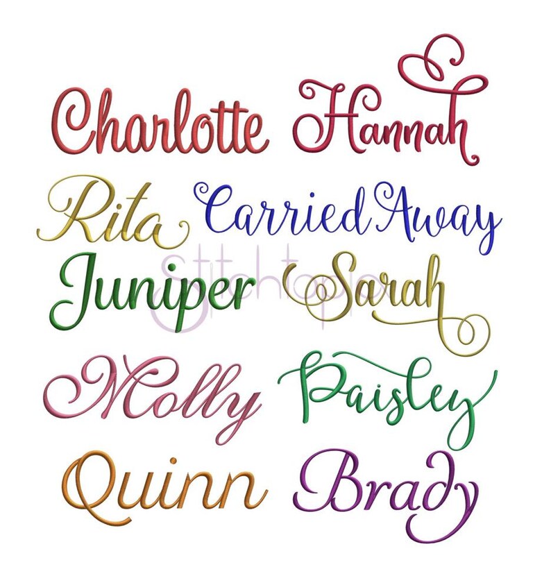 Puede incluir: Una colecci&oacute;n de nombres bordados en varios colores y fuentes cursivas. Los nombres mostrados son Charlotte en rojo, Hannah en rosa, Rita en dorado, Carried Away en azul, Juniper en verde, Sarah en dorado, Molly en rosa, Paisley en verde, Quinn en naranja y Brady en morado.