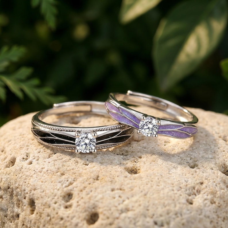 Engelsflügel Paar Ringe • Passende verstellbare offene Ringe, Emaille, funkelnder Stein Bild 1