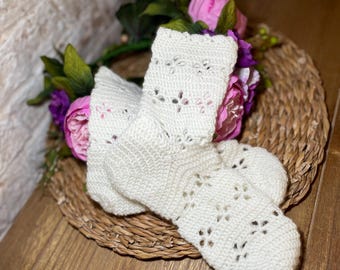 かぎ針編みのパターン：花柄の透かし編みソックス。春、夏、秋にぴったり。ボヘミアン風ソックス、PDFパターンとビデオレッスン