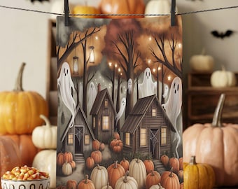 Può includere: Una stampa a tema Halloween con una scena di foresta spettrale con case di legno, fantasmi e zucche. L'opera d'arte è tenuta da una clip nera su una corda. La tavolozza dei colori include arancione, marrone e bianco, creando un'atmosfera autunnale festosa.