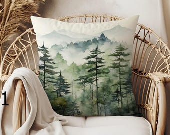 Funda de almohada con diseño de bosque: pino en acuarela y paisaje de montaña.