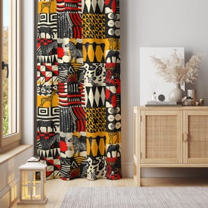 以下が含まれることがあります： 幾何学模様、シマウマ、その他の動物モチーフを黒、赤、黄、白で表現したパッチワークデザインのカラフルなカーテン。カーテンは窓の前に吊り下げられており、部屋の装飾に鮮やかなタッチを加えています。
