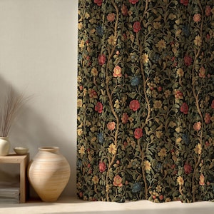 Op de afbeelding: Een gordijn met bloemenpatroon op een donkere achtergrond. Het gordijn heeft een herhalend patroon van rozen, andere bloemen en bladeren in tinten rood, geel, blauw en groen. De stelen zijn lichtbruin.