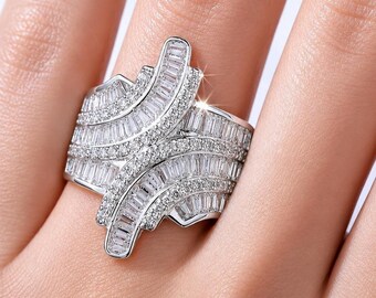 Anillo llamativo con circonita cúbica talla baguette, diseño ondulado chapado en oro blanco de 18 quilates, anillo de cóctel atrevido.