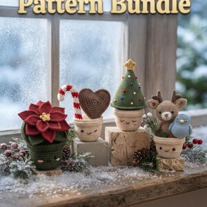 Könnte beinhalten: Ein Crochet Pot Pattern Bundle mit 4 Designs | PDF Amigurumi Pattern. Das Bild zeigt vier gehäkelte Figuren in kleinen Töpfen: einen roten Weihnachtsstern, eine Zuckerstange mit Herz, einen grünen Weihnachtsbaum und ein Rentier mit blauem Vogel.